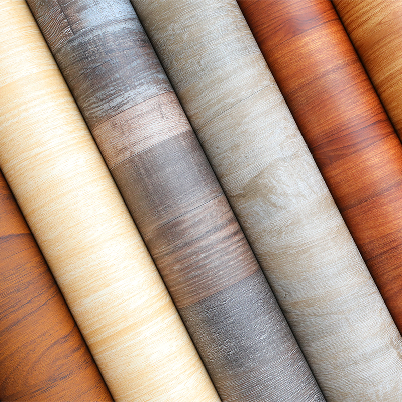 Wie schneidet PVC-Dekorfolie im Vergleich zu anderen Materialien ab, die für ähnliche Zwecke verwendet werden, beispielsweise Tapeten oder Farben?
